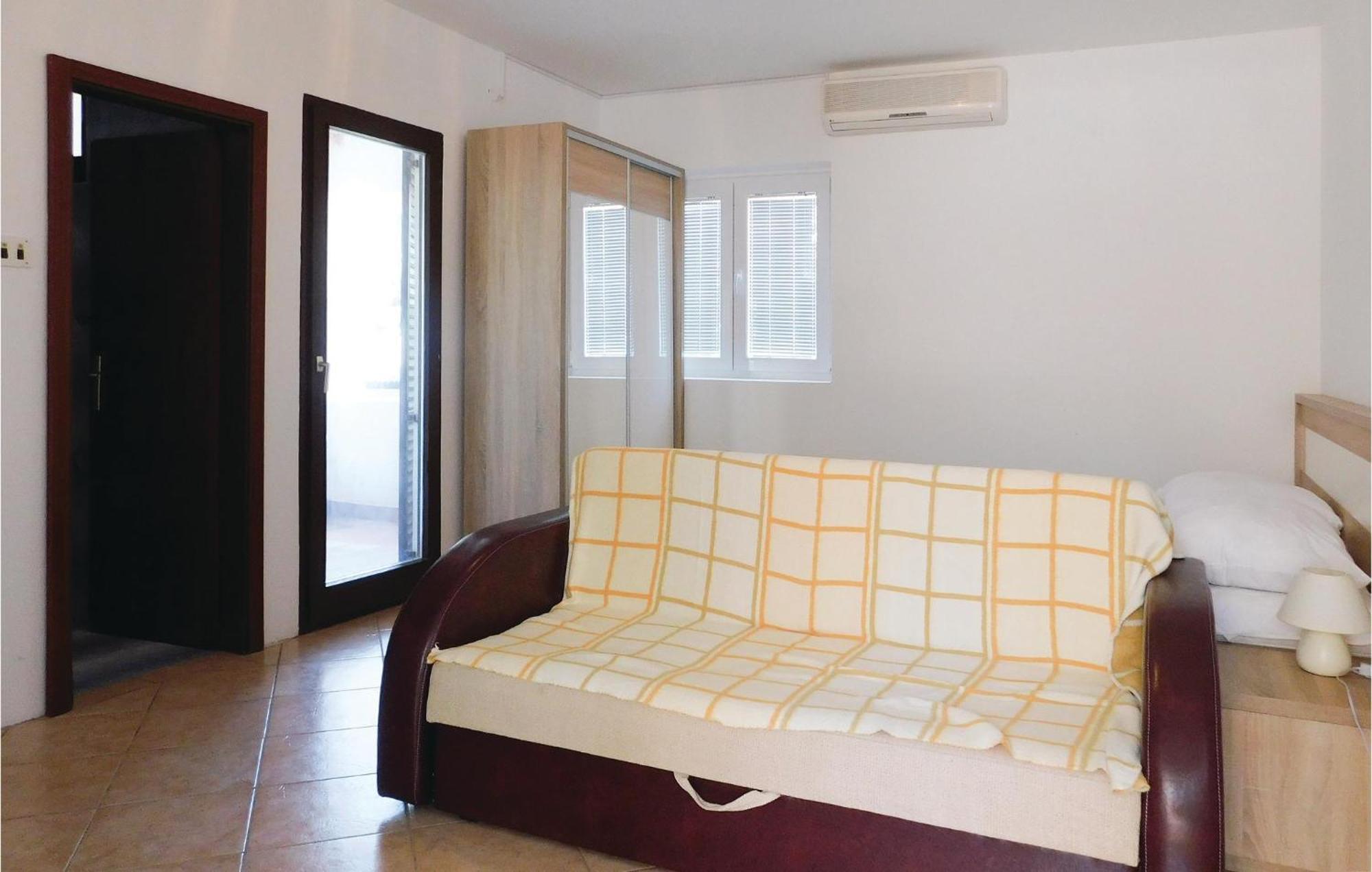 Gorgeous Apartment In Mandre With Kitchen Exterior photo